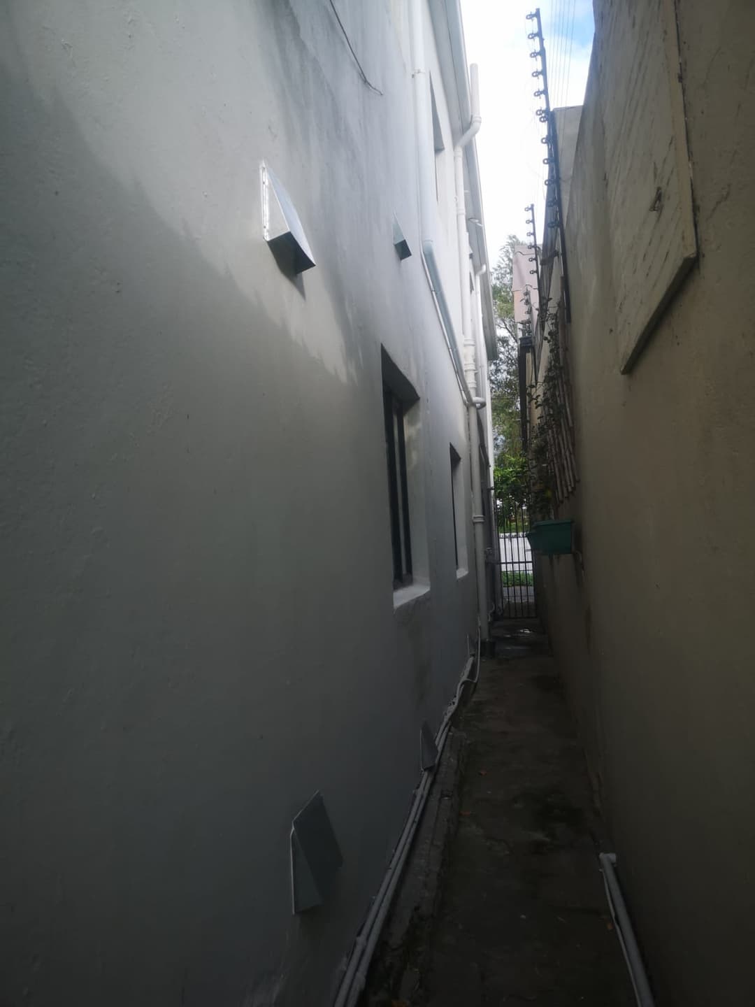Vent covers fitted along a side wall