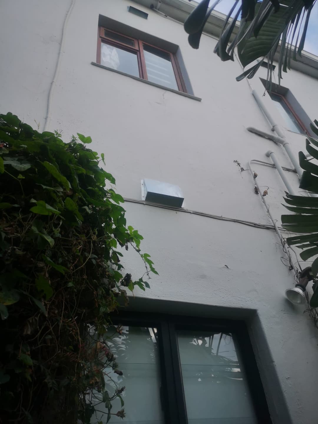 Vent cover fitted on a high wall